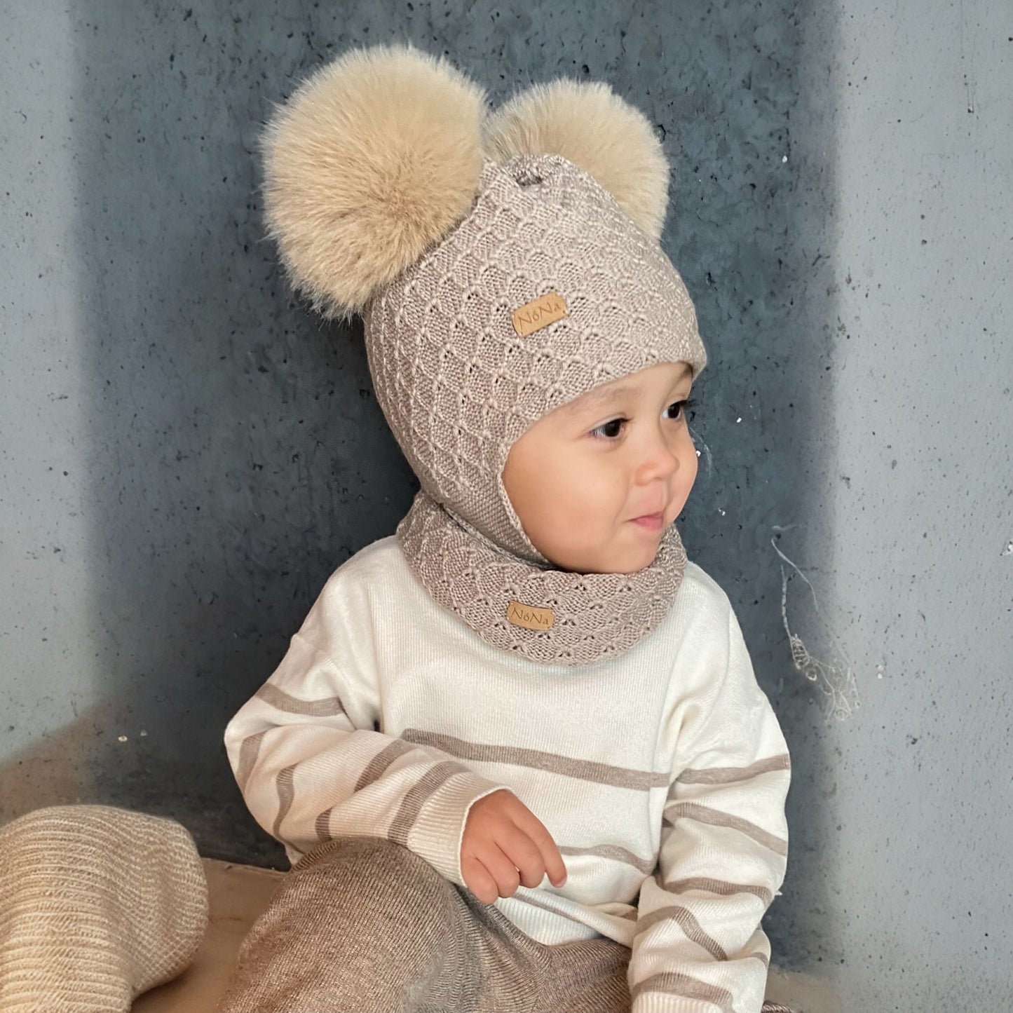 Rún húfa með 2 dúskum beige